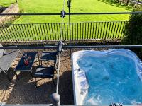 Cosy 2 bedroom apartment, terrace with Hot Tub 8am - 10pm plus private daily use of indoor pool and sauna 1 hour - Bed and Breakfast Stanton in Peak