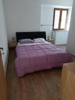 Habitación con cama grande y vistas al jardín