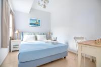 Dreibettzimmer mit Schlafsofa und seitlichem Meerblick
