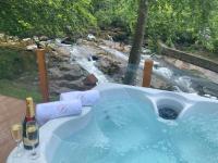 V13 - The Falls with Hot Tub - Bed and Breakfast Bethesda
