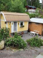 Sjönära liten stuga med sovloft, toilet in separate small house, only OUTDOOR shower! - Ferienwohnung Åkersberga