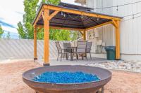 B&B Fruita - Bookcliff B - Downtown Townhome Outdoor Firepit Patio - Bed and Breakfast Fruita