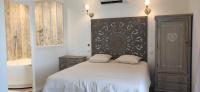 Zimmer mit Kingsize-Bett und Whirlpool