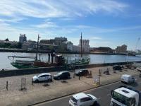 Penthouse Flat with River View, 1C - Ferienwohnung