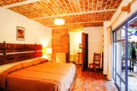 Zimmer mit Kingsize-Bett und Gartenblick. 