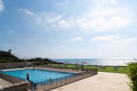 Sea View Stylish 1BR with Balcony by Beachfront Stay - B&B