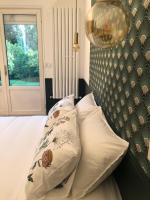 Kamer met Queensize Bed en Uitzicht op de Tuin