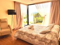 Zimmer mit Queensize-Bett und Balkon