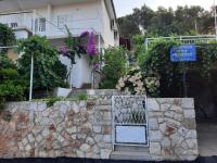 Apartment Franičević with spacious terrace and beautiful view - B&B