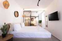 Suite con cama grande y balcón