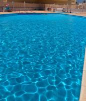 La Manga km 0, pisos estudios - planta baja - 100m de la playa - studio flats - ground floor - 100m from the beach, cada con bicis & tabla SUP, piscina & pádel & tenis & más - each with bikes & SUP board, pool & paddle & tennis & more - Chambres d'hôtes La Manga del Mar Menor