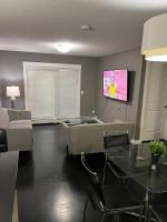 B&B Calgary - Lovely 2 bedroom 2 bathroom plus den - Bed and Breakfast Calgary