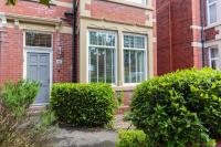 Stylish Lytham 5 Bedroom 3 Bathroom House with Hot Tub - Bed and Breakfast