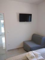 Apartment with Terrace and Garden - Ferienwohnung Pirovac