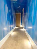 Cloud9 Guest House - by Coastline Retreats - FREE PARKING INCLUDED - 2 Bedroom self contained garden flat - Luxury 2 Person Bath, Netflix, Superfast Wifi - Chambres d'hôtes Bournemouth