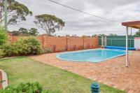 Adorable-secure 3 bedroom holiday home with Pool around the corner from The Miners Rest. - Chambres d'hôtes Kalgoorlie