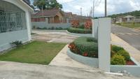 Hillside Sunrise, 2 Bed 2 Bath in Gated Community, close to beach, food, clubs & shopping Free Parking, Free Wi-Fi - Chambres d'hôtes Montego Bay