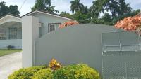 Hillside Sunrise, 2 Bed 2 Bath in Gated Community, close to beach, food, clubs & shopping Free Parking, Free Wi-Fi - Chambres d'hôtes Montego Bay