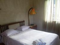 Zimmer mit Kingsize-Bett und Balkon