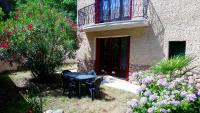 Appartement 48 m2 avec jardin au rdc dans villa à 5 min à pied des Thermes de Vernet-les-Bains, location de samedi à samedi - Chambres d'hôtes Vernet-les-Bains