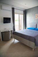 Zimmer mit Kingsize-Bett