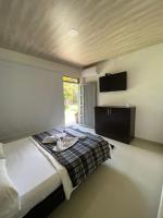 Chambre Lit Queen-Size - Vue sur Piscine