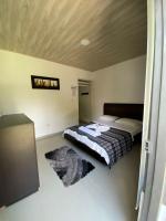 Chambre Lit Queen-Size - Vue sur Piscine