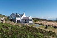 Goferydd, South Stack, Anglesey, 4 bed luxury home, hot tub, dog friendly - B&B Holyhead