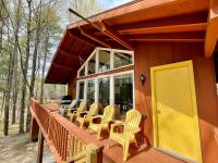 Contemporary Magic Mountain Chalet Close to Skiing, Hiking, Fun - B&B Londonderry