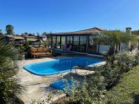 Villa Santorini Praia do Rosa com piscina e jacuzzi - B&B