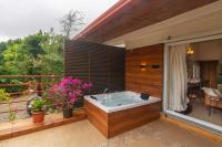 B&B Mahabaleshwar - StayVista's Beyond The Blue Door - Valley-View Villa with Outdoor Jacuzzi, PS4 & Massage Chair - Bed and Breakfast Mahabaleshwar