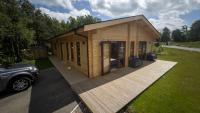 Sundance Lodge, Fantastic Cabin with Hot Tub - Sleeps 6 - Largest In Felmoor Park - B&B Morpeth