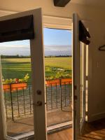 Zimmer mit Kingsize-Bett und Balkon