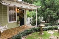 The Greenhouse Cozy Cottage- Walk to Downtown! - Ferienwohnung