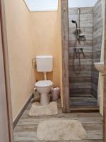 Habitación con cama grande y balcón