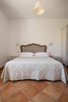 Ampia camera matrimoniale con vista sulle montagne