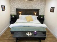 Zimmer mit Kingsize-Bett und Balkon