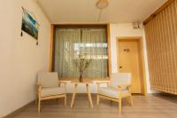 Zimmer mit Queensize-Bett und Gartenblick