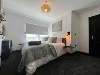 Modern mid terrace villa, Royston, Barnsley - Bed and Breakfast
