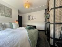 Modern mid terrace villa, Royston, Barnsley - B&B Royston