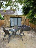 B&B Theydon Bois - Modern Studio with parking in private garden - Bed and Breakfast Theydon Bois