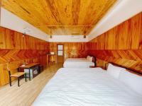 Habitación con cama extragrande y vistas al jardín