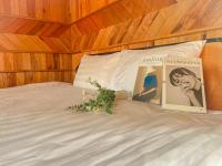 Habitación con cama extragrande y vistas a la piscina