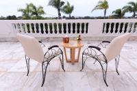 Habitación con cama extragrande y vistas a la piscina