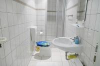 Three-Bedroom Apartment with Shower