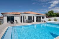 Maison moderne avec piscine pour 6 - Chambres d’hôtes