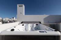 Luxury Two Bedroom Apartment with Private Roof Terrace and Hot Tub - Chambres d'hôtes Alvor