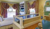 Queen Suite - Library