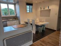 "l'hippocampe", climatisé, 60 m2 , 2 chambres, très calme, plage des sablettes et commerces à 3 minutes à pied, wifi, parking gratuit, lit king size - Chambres d'hôtes La Seyne-sur-Mer