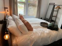 Royston Village, Barnsley, 1930’s contemporary villa - Bed and Breakfast